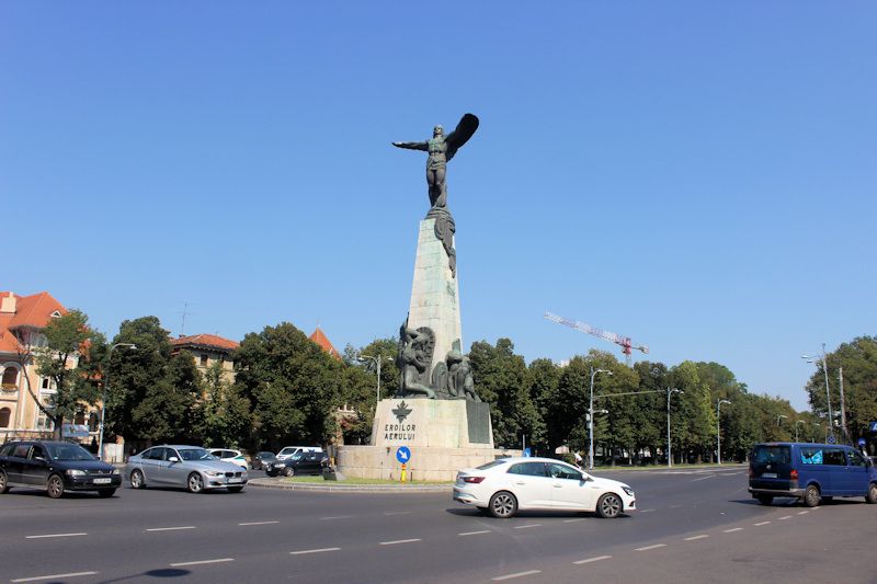  "Monumentul Eroilor Aerului" (Denkmal der Luftheroen) in Bukarest