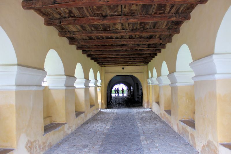 Gang zum Innenbereich der Kirchenburg in Hărman (Honigberg) bei Braşov (Kronstadt)