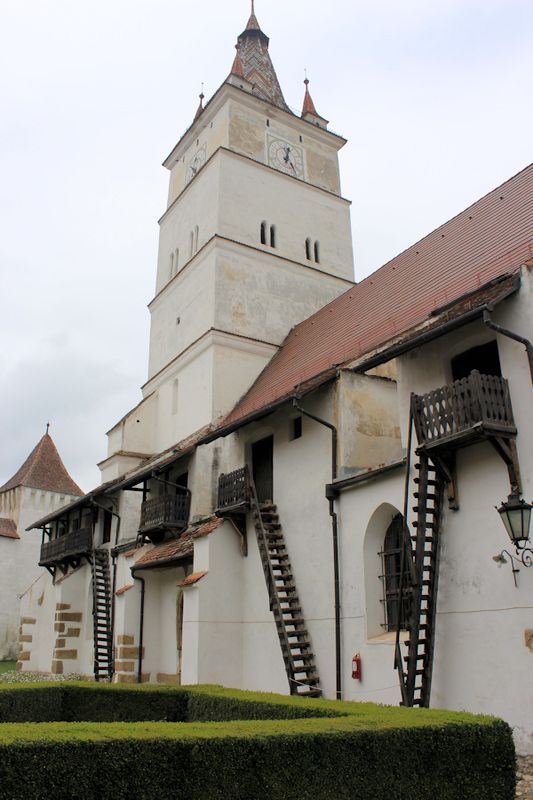 Die Kirche innerhalb der Kirchenburg in Hărman (Honigberg) bei Braşov (Kronstadt)