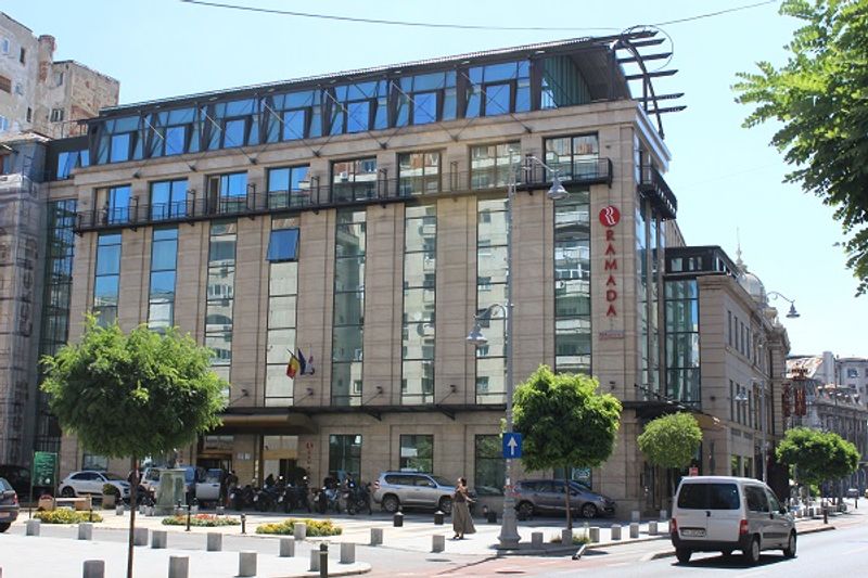 Ramada Majestic Bucharest Hotel **** an  der Straße "Celea Victoriei" im Zentrum von Bukarest