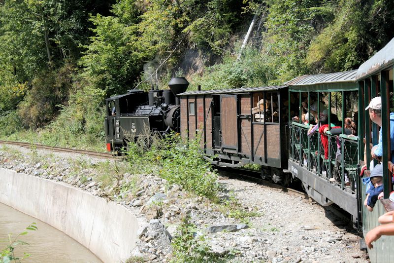 Die Wassertalbahn (Mocănița) in Fahrt