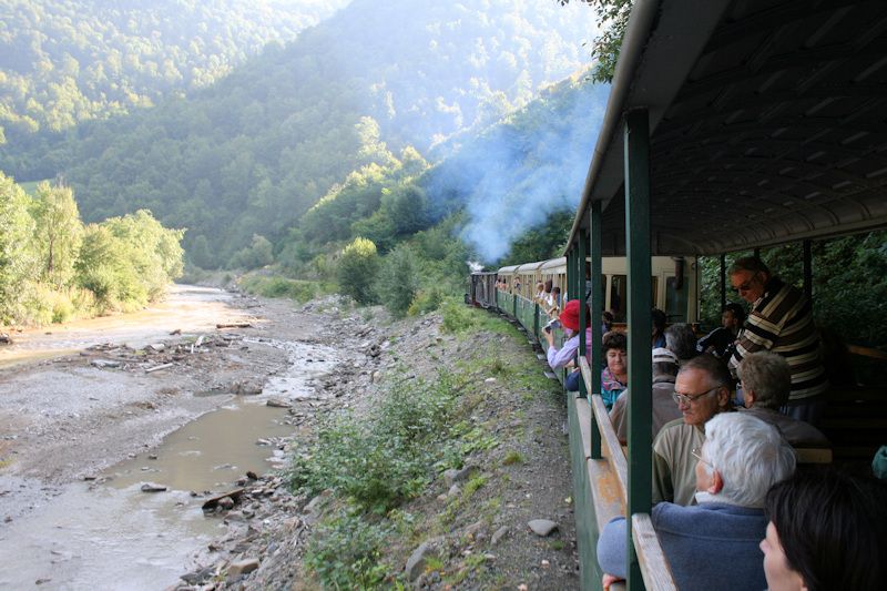 Die Wassertalbahn (Mocănița) in Fahrt